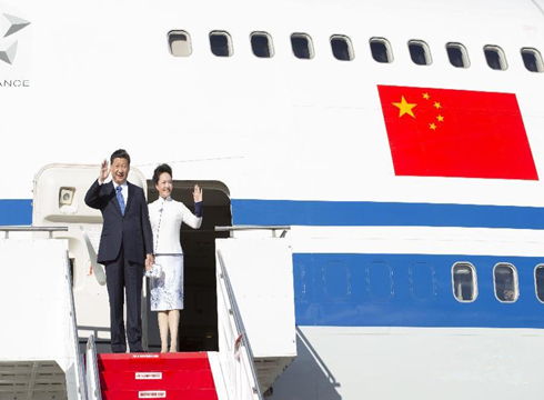 習(xí)近平訪美下飛機.jpg