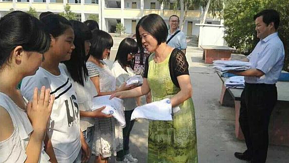 江蘇圣瀾董事長王秋芬捐獻(xiàn)校服.jpg