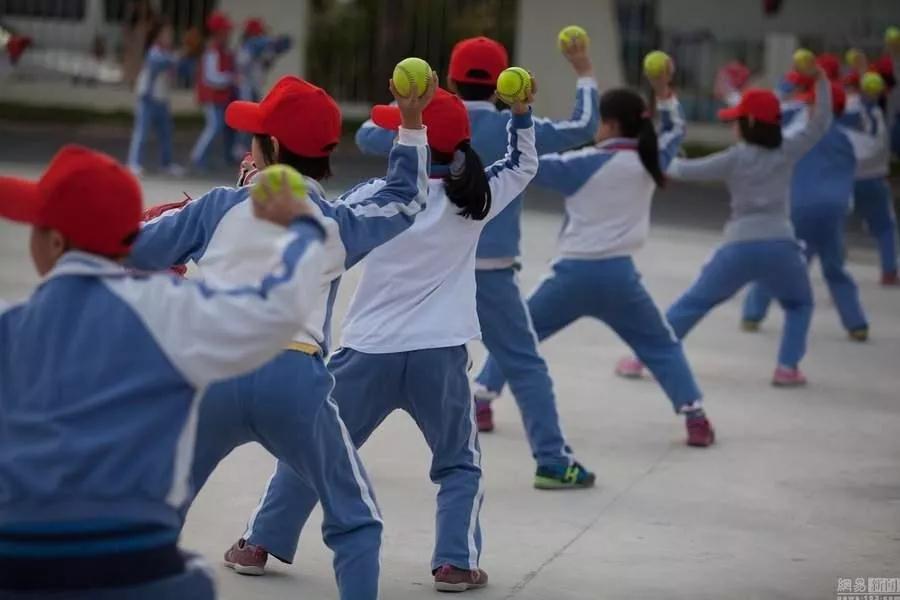 聚焦兩會 | 民革中央建議“改進校服美感與舒適度”，網(wǎng)友：太驚喜！