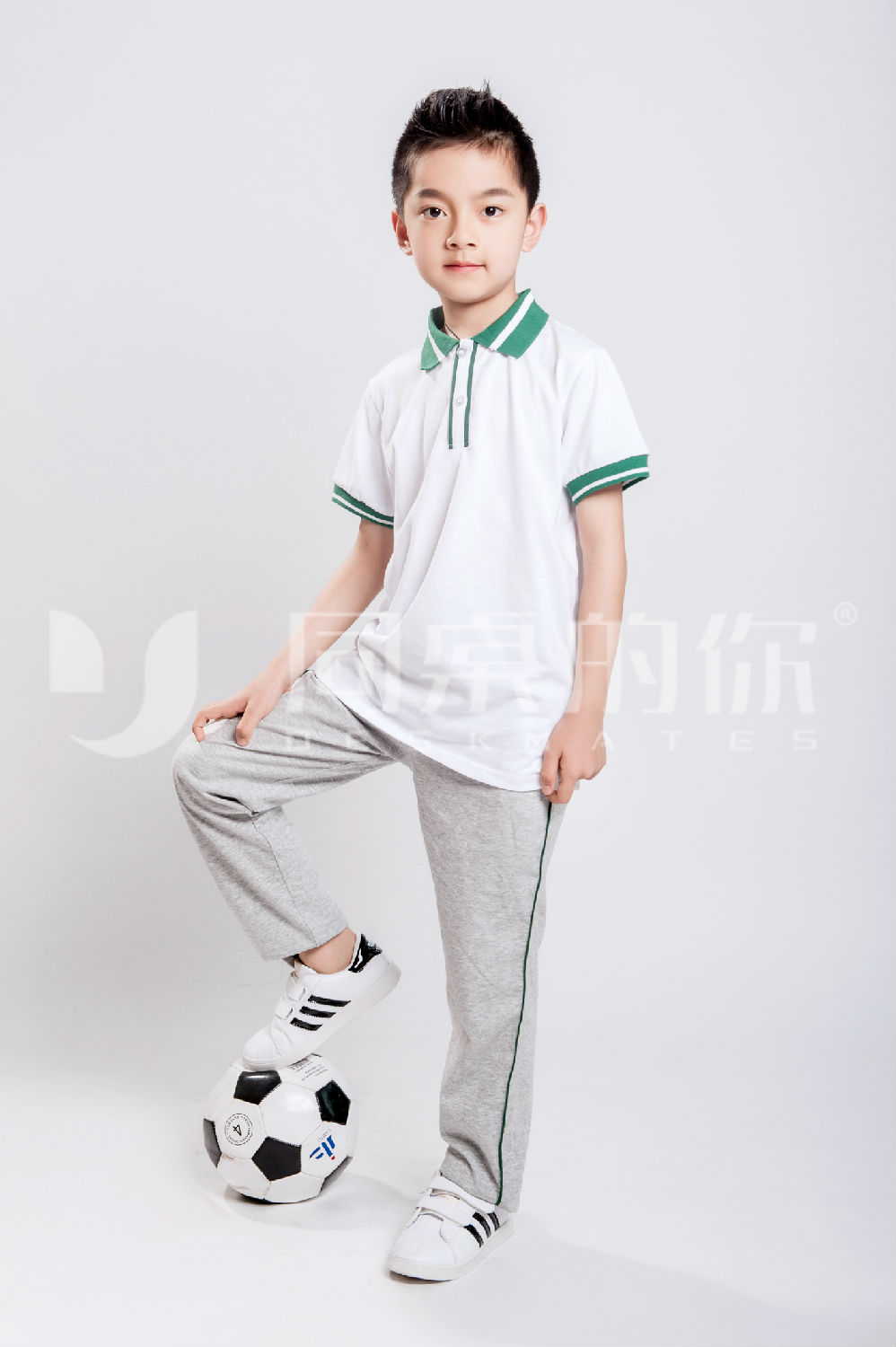 小學(xué)生夏季校服定做需要多少錢？