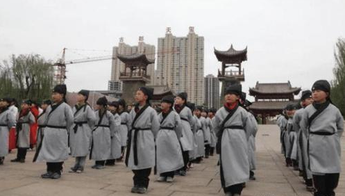 漢服成為小學(xué)生校服？家長紛紛提議反對，原因就兩個字！