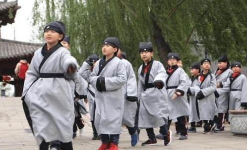 漢服成為小學(xué)生校服？家長紛紛提議反對，原因就兩個字！