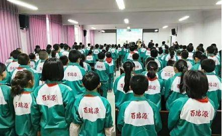 校服捐款成變相廣告？官方:已回收整改