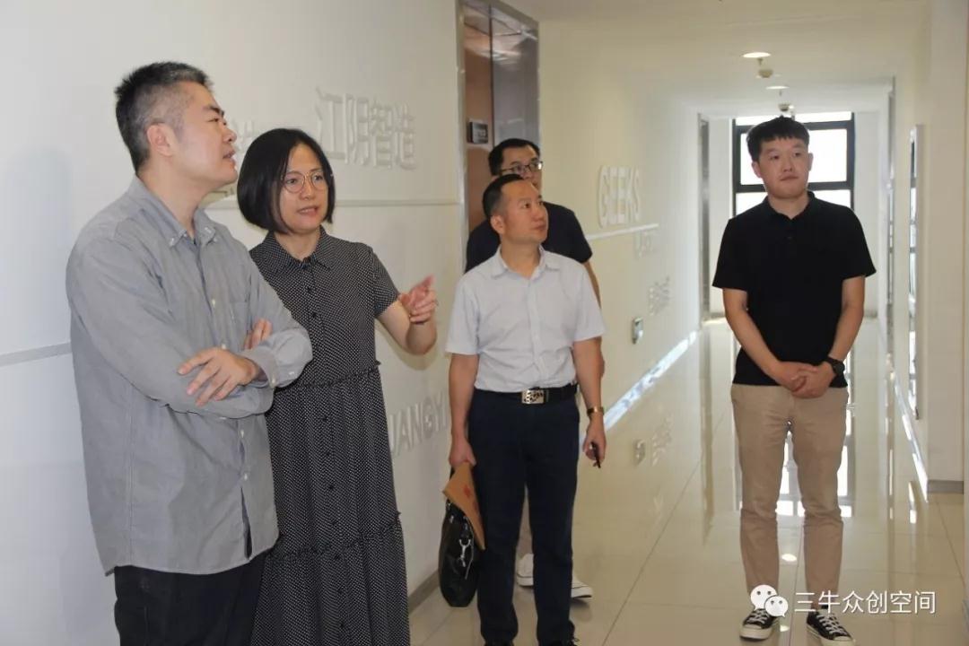 熱烈歡迎無錫科技創(chuàng)新創(chuàng)業(yè)大賽專家評(píng)審組一行蒞臨國(guó)家級(jí)三牛眾創(chuàng)空間調(diào)研指導(dǎo)