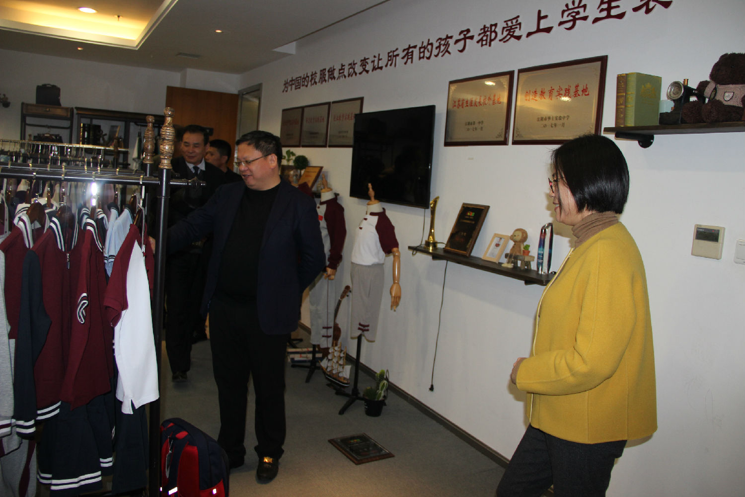 熱烈歡迎南寧教育局領(lǐng)導(dǎo)、百裕集團(tuán)許曲煌董事長(zhǎng)一行蒞臨江蘇圣瀾參觀指導(dǎo)
