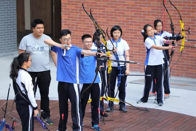 學(xué)生選擇高中校服要考慮哪些方面？