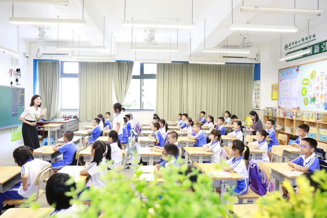 在寒冷的冬天，小學(xué)校服怎樣穿才保暖呢?