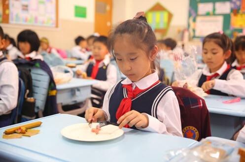 西裝款校服多數(shù)的紐扣裝飾有哪幾種？