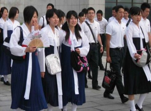 朝鮮新式校服“美如畫”，中國(guó)校服看“同桌的你”！