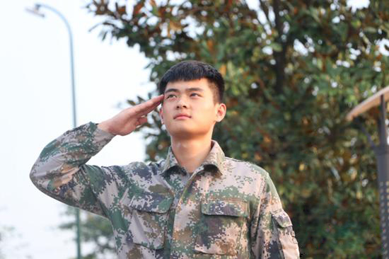 【同桌的你|分享】95后軍訓(xùn)教官喊話：操場等你！