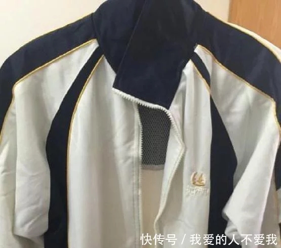 31歲成都男堅(jiān)持三年穿高中校服 每天與母親視頻聊天 原因讓人淚目! 31歲成都男堅(jiān)持三年穿高中校服 每天與母親視頻聊天 原因讓人淚目!