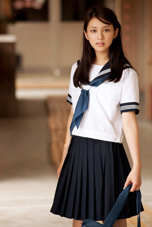 為什么日本女生很多都是水手服校服？