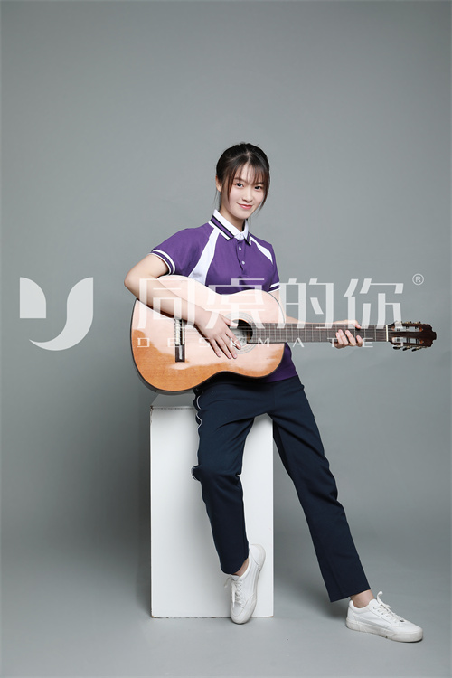 不同色系和款式的校服配什么鞋子好看呢？