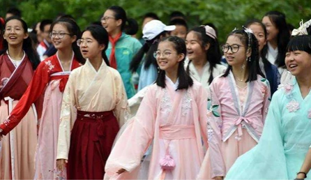 國(guó)潮野蠻生長(zhǎng)，來(lái)一套漢服校服？班主任：沒(méi)腦子
