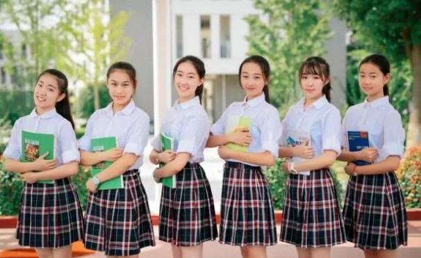 到底長(zhǎng)什么樣？讓網(wǎng)友對(duì)南京校服大寫(xiě)的服氣？