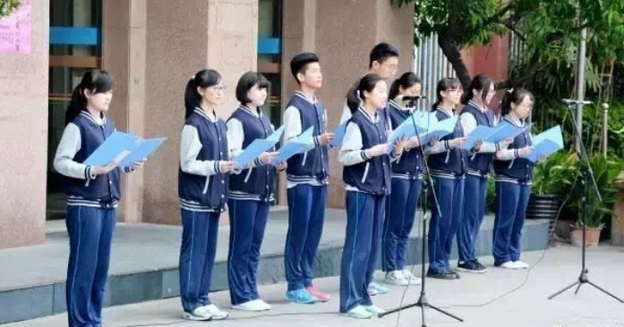 黃曉明老家的青島校服|網(wǎng)友：我覺(jué)得一言難盡，你覺(jué)得呢？
