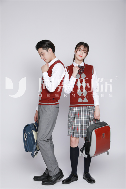 中學(xué)生為什么要穿校服？