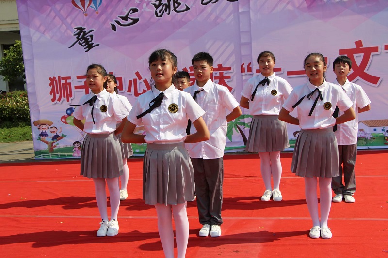 日本學(xué)生愛(ài)穿校服，而中國(guó)學(xué)生對(duì)于制作校服廠家定制的校服想法是什么呢？