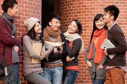 如今的大學(xué)生校服多嗎？在校期間是否也要必須穿著？