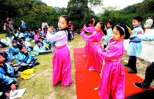 有人提議把學(xué)生校服改成漢服，家長(zhǎng)表示反對(duì)