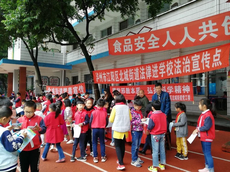 新校服的“高級(jí)定制”與“名牌服飾”區(qū)別在哪？