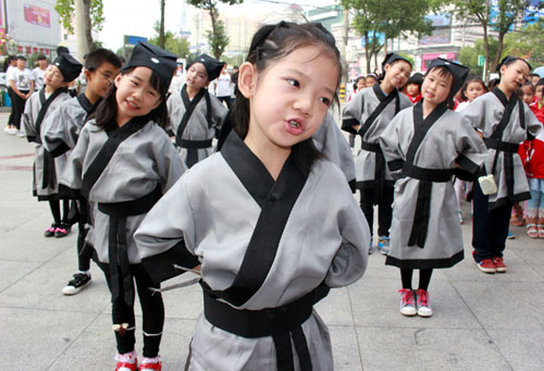 漢服那么好看，用漢服代替新校服行得通嗎？
