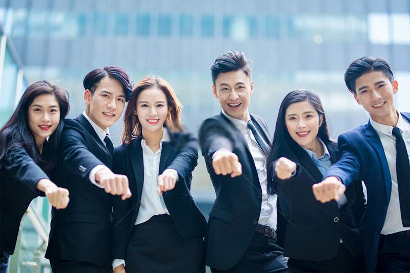 除了學(xué)生要穿學(xué)生校服，老師服裝要不要統(tǒng)一?有什么好處？