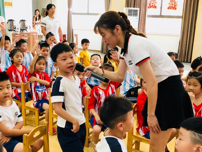 送穿著運動服定制的孩子進(jìn)幼兒園上學(xué)有什么好處呢？