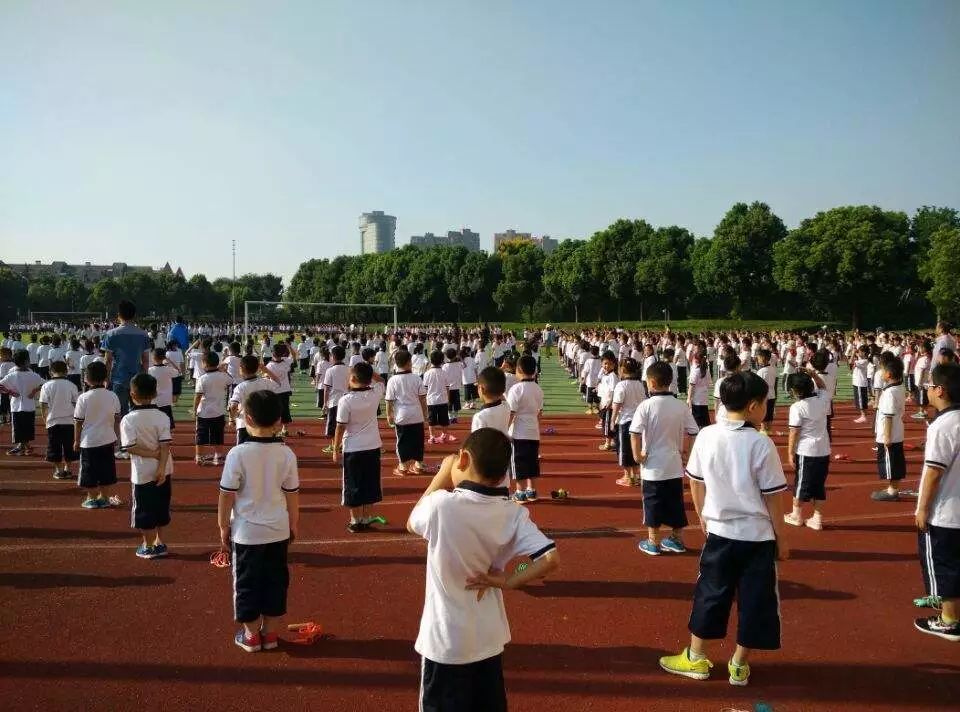 在夏季為學(xué)校挑選運動服定制時，大家應(yīng)當(dāng)注意什么?