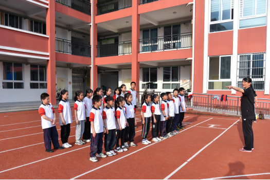 如何衡量學(xué)校校服訂購的大?。? title=