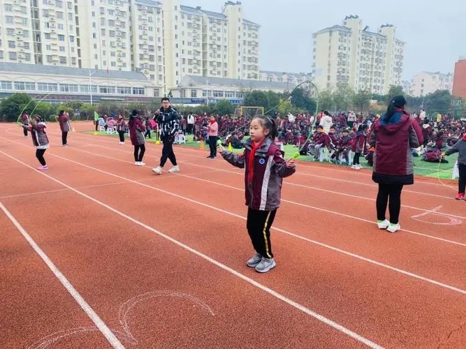 如何挑選小學(xué)冬季校服運(yùn)動(dòng)裝？